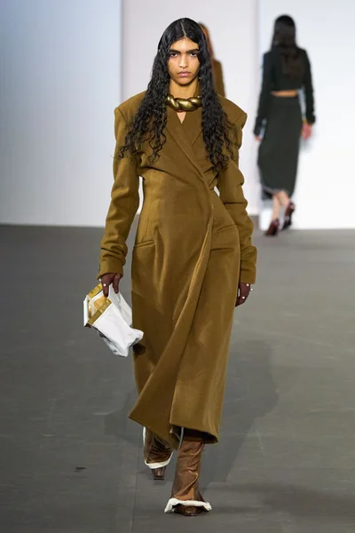 Look 28